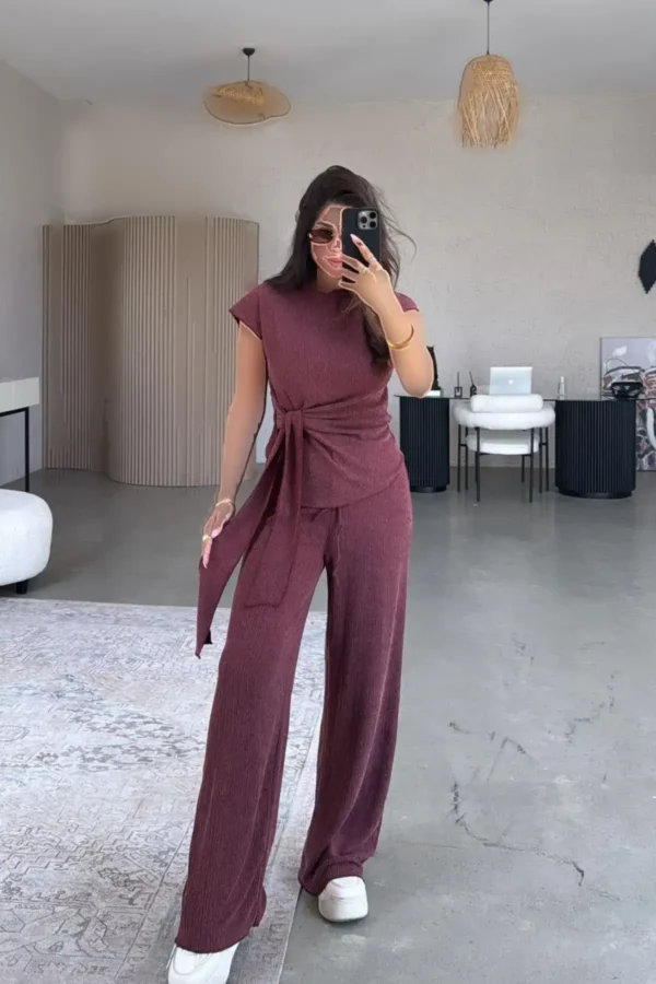 ست بلوز و شلوار پارچه کرینکل زنانه با جزئیات گره‌ای در رنگ زرشکی. - 8175