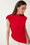 بلوز زنانه قرمز با آستین‌های واتفیل (پهن) و نامتقارن FF00171 - 7820