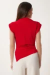 بلوز زنانه قرمز با آستین‌های واتفیل (پهن) و نامتقارن FF00171 - 7820