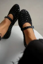 کفش باله زنانه با جزئیات زینتی و بند در مچ پا از جنس پارچه مخمل سیاه و براق - سیاه - 8492