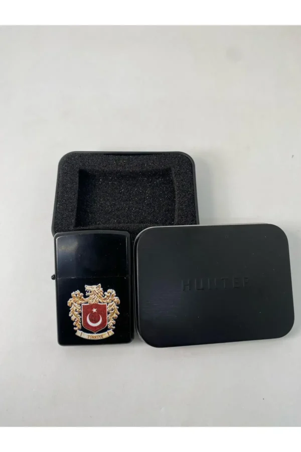 فندک فلزی بنزینی با طراحی نشانه گرگ خاکستری در جعبه - 8438