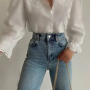 بلوز زنانه سفید با جزئیات فیس‌تو و وینتیج - 9068