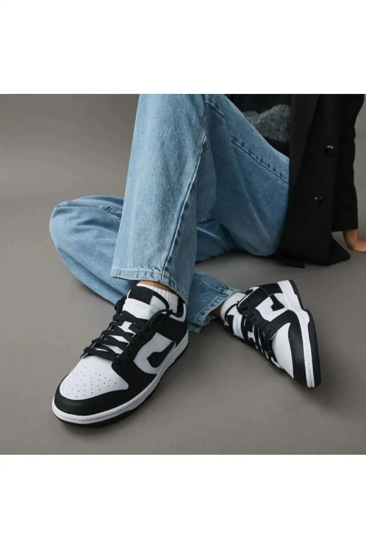 محصول رمبریو با طراحی شیک مناسب برای پیادهروی و دویدن، در ترکیب رنگهای سیاه و سفید و متناسب با هر نوع لباس میباشد. - 9098 محصول رمبریو با طراحی شیک مناسب برای پیادهروی و دویدن، در ترکیب رنگهای سیاه و سفید و متناسب با هر نوع لباس میباشد. - 9098