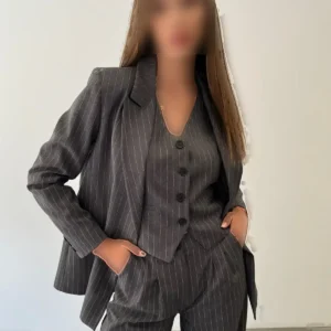 ست سه‌تکه شامل شلوار، ژاکت و جلیقه با طرح خطوط - 9303