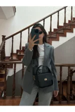 ست کیف دو عددی زنانه شامل کیف دستی و کیف دوشی با جزئیات زینتی مشکی، سرخابی و طلایی همراه با یک اکسسوری هدیه از برند مونا میلان. - 9273