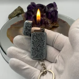 فندک کوچک و ظریف با طراحی شیک و لیزر حکاکی شده، رنگ نقره‌ای و دارای حلقه کلید، مناسب برای هدیه شخصی. - 8446