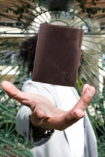 کارت‌holder قهوه‌ای ورونا، ساخته شده از چرم طبیعی، مناسب برای همگان، با قابلیت حفاظت RFID، طراحی مینیمالیستی، هدیه‌ای برای مردان و زنان. - 9528