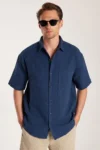 پیراهن کوتاه‌کم‌قد مردانه با فیت ریلکس، سری پرمیوم از جنس پنبه و کتان، یقه ورزشی و دارای جیب، به رنگ-indigo - 8876