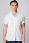 پیراهن مردانه کوتاه آستین با برش باریک و تنگ از جنس بافت تنفس‌پذیر طرح آرمور، مخصوص فصل تابستان، به رنگ سفید - 8845