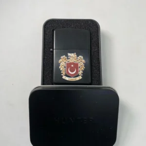 فندک فلزی بنزینی با طراحی نشانه گرگ خاکستری در جعبه - 8438