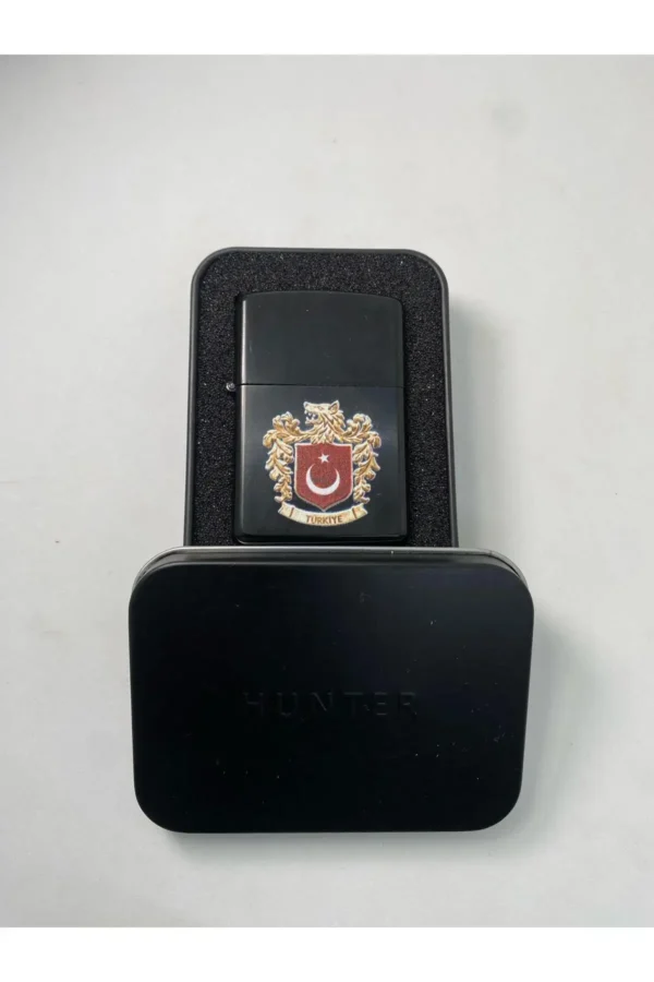 فندک فلزی بنزینی با طراحی نشانه گرگ خاکستری در جعبه - 8438