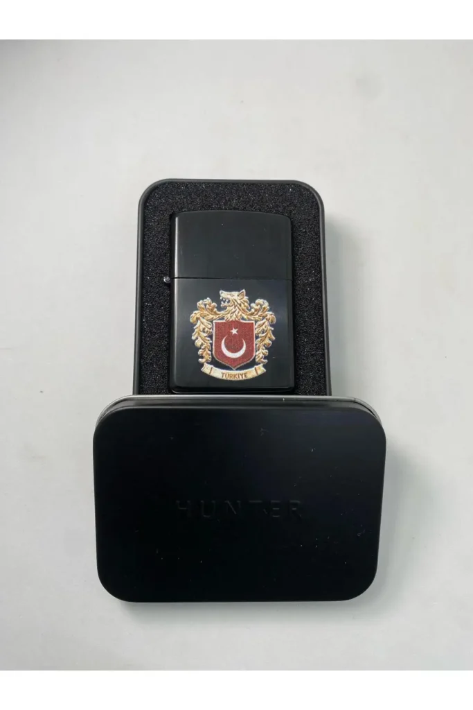 فندک فلزی بنزینی با طراحی نشانه گرگ خاکستری در جعبه - 8438