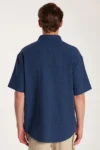 پیراهن کوتاه‌کم‌قد مردانه با فیت ریلکس، سری پرمیوم از جنس پنبه و کتان، یقه ورزشی و دارای جیب، به رنگ-indigo - 8876