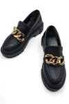 کفش لوافر ماکاسن با پاشنه ضخیم مشکی و زنجیر طلایی - 9319