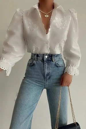 بلوز زنانه سفید با جزئیات فیس‌تو و وینتیج - 9068