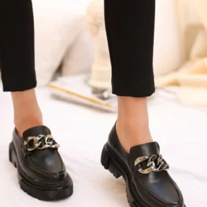 کفش زنانه روزمره لوفر سیاه با جزئیات زنجیری نقره‌ای - 9326
