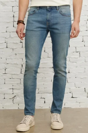 شلوار جین دنیم پنبه‌ای مردانه با رنگ آبی نفتی، برش اسلیم فیت و کشسانی EXTRA Slim Fit - 9515