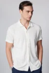 پیراهن مردانه کوتاه آستین با برش باریک و تنگ از جنس بافت تنفس‌پذیر طرح آرمور، مخصوص فصل تابستان، به رنگ سفید - 8845