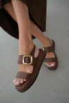 سندل زنانه نانسی با پاشنه بلند و جزئیات قفل طلایی - قهوه‌ای - 8489