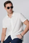 پیراهن مردانه کوتاه آستین با برش باریک و تنگ از جنس بافت تنفس‌پذیر طرح آرمور، مخصوص فصل تابستان، به رنگ سفید - 8845
