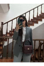 ست کیف دوگانه شامل کیف دستی و کیف دوشی با جزئیات زینتی طلایی و شال هدیه به رنگ قهوه‌ای مایل به قرمز برند مونا میلان. - 9264