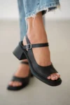 ساندال رنگی مشکی وسنا با بندهای جلویی و کفی لاستیکی در قسمت پشتی - 8493