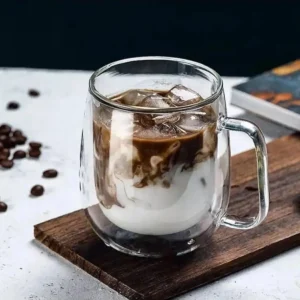ما mug شیشه‌ای دو جداره با عایق حرارتی و دسته، مناسب برای منزل و دفتر کار، حجم ۲۵۰ میلی‌لیتر را به نام "فنجان شیشه‌ای دو جداره ۲۵۰ میلی‌لیتر" ترجمه می‌کنم. - 10323