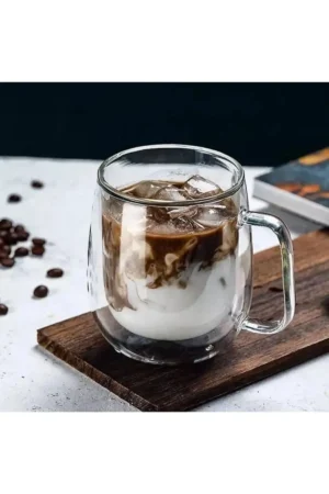 ما mug شیشه‌ای دو جداره با عایق حرارتی و دسته، مناسب برای منزل و دفتر کار، حجم ۲۵۰ میلی‌لیتر را به نام "فنجان شیشه‌ای دو جداره ۲۵۰ میلی‌لیتر" ترجمه می‌کنم. - 10323