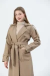 ترنچ کت دکمه‌دار با کمر دار و جیب به رنگ قهوه‌ای مایل به خاکی - 10542