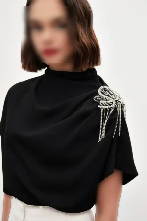 بلوز گشاد با دسته تک و اکسسوری - مشکی - 10500
