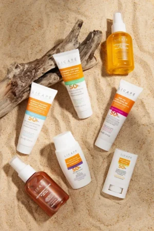 کرم ضد آفتاب مایع با SPF 50 و مقاوم در برابر آب مناسب برای تمامی тип های پوست - 50 میلی لیتر - 9810