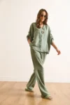 ست بلوز با دکمه‌های جزئی و شلوار جیب‌دار به رنگ سبز پاستلی زنانه - 10077