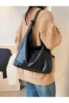 کیف دستی مشکی زنانه با بافت داخلی و خارجی نرم، با کیفیت کاری عالی و از چرم مصنوعی نرم ساخته شده است. - 10606