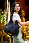 کیف دوشی و دو شانه‌ای بزرگ زنانه مشکی رنگ با پارچه‌ای ضد آب و جیب‌های تقسیم‌بندی شده - 10629