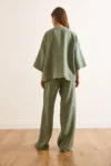 ست بلوز با دکمه‌های جزئی و شلوار جیب‌دار به رنگ سبز پاستلی زنانه - 10077