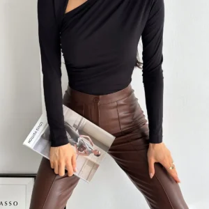 بلوز مشکی زنانه با جزئیات یقه V و پارچه دو لایه سندی - 10498