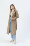 ترنچ کت دکمه‌دار با کمر دار و جیب به رنگ قهوه‌ای مایل به خاکی - 10542
