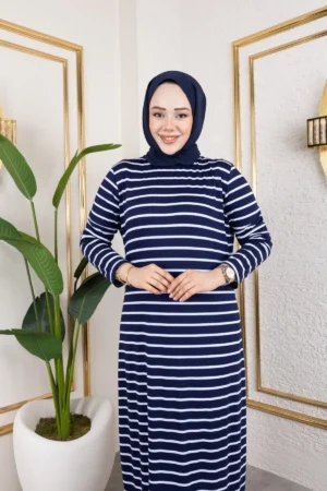 پیراهن دخترانه آبی تیره و سفید راه راه، راحت و کاربردی از جنس پنبه، مدل اورسایز، شیک و بلند برای فصل تابستان مناسب برای حجاب. - 10487