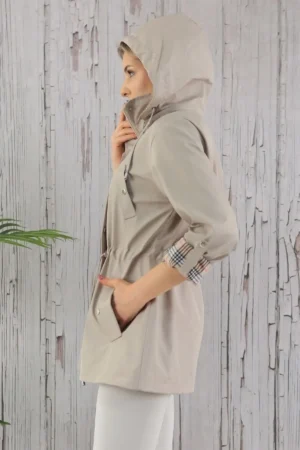 محصولات به زبان فارسی به این صورت هستند: - ترنچ‌کت زنانه Waterproof با کلاه - ترنچ‌کت چهارخونه کرم - ترنچ‌کت پارچه باند شده - 11261