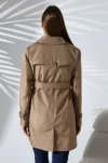 پالتوی ترنچ کات زنانه با یقه دکمه‌دار و آستین بلند و کمربند، رنگ بژ - 11256