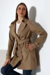 پالتوی ترنچ کات زنانه با یقه دکمه‌دار و آستین بلند و کمربند، رنگ بژ - 11256