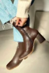 بوتی زنانه با پاشنه متوسط و نوک مربع، دارای دکمه زیپ و دستبند کشی از برند هارمونی، در رنگ قهوه‌ای تند. - 10986