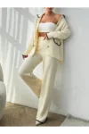 ست بافتنی زنانه شامل کت دکمه‌دار و شلوار دوخته شده، رنگ کرم - 11150
