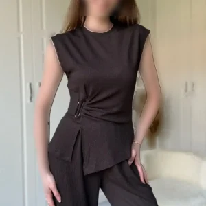 ست شلوار قهوه‌ای با جزئیات اکسسوری - 11148