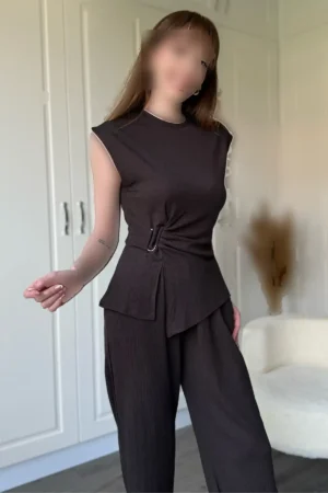 ست شلوار قهوه‌ای با جزئیات اکسسوری - 11148
