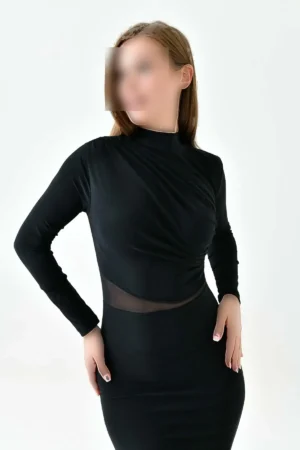 پیراهن قلمی مشکی با یقه ایستاده و جزئیات دکولته ساخته شده از پارچه توری نرم اسنک سندی و با آستین های بلند به طول میدی. - 11286