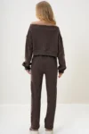 ست سویشرت کراپ با یقه مادونا و شلوار دمپا کشسان از پارچه قهوه‌ای زنانه ALC-X13075 - 11149