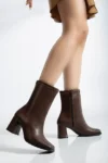 بوت زنانه قهوه‌ای تیره، نوک گرد، پاشنه کوتاه و استرچ - 11003