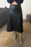 دامن چرم زنانه با جزئیات دوخت نامتقارن سوارس - رنگ مشکی - 11224