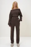 ست سویشرت کراپ با یقه مادونا و شلوار دمپا کشسان از پارچه قهوه‌ای زنانه ALC-X13075 - 11149